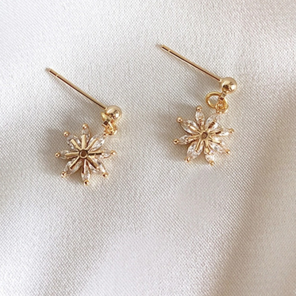 Love Bling USA Jewelry - Skylier Shiny Star Crystal Gold Earrings